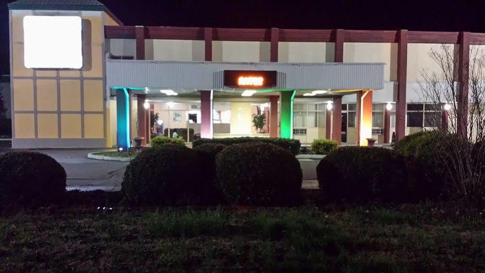 Super 8 By Wyndham Goldsboro Motel Exterior photo