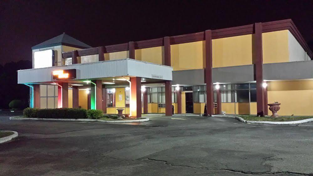 Super 8 By Wyndham Goldsboro Motel Exterior photo